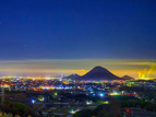 市内の夜景と讃岐富士