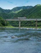 四万十川上を走行するトロッコ列車 四万十川上を走行するトロッコ列車