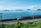 瀬戸内海の横を走行する特急列車 瀬戸内海の横を走行する特急列車