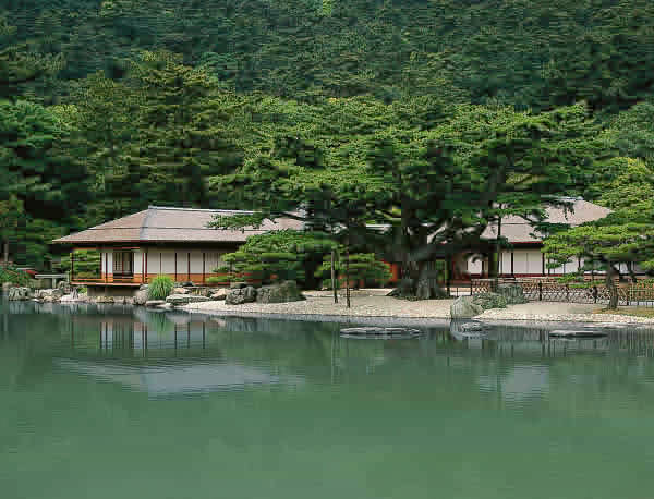 栗林公園（根上り五葉松と掬月亭）